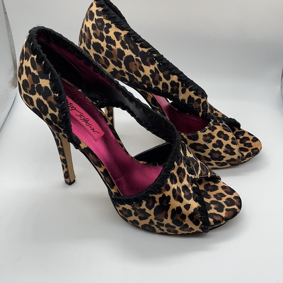 Betsey Johnson Leopard print heels - Picture 3 of 11